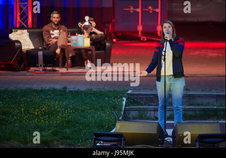 Amburgo, Germania. Il 4 giugno, 2017. Swiss poeta slam Hazel Brugger esegue sul palco il meglio della poesia Slam event ad Amburgo, Germania, il 4 giugno 2017. Foto: Georg Wendt/dpa/Alamy Live News Foto Stock