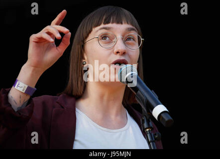 Amburgo, Germania. Il 4 giugno, 2017. Poeta Slam Joule Weber esegue sul palco il meglio della poesia Slam event ad Amburgo, Germania, il 4 giugno 2017. Foto: Georg Wendt/dpa/Alamy Live News Foto Stock