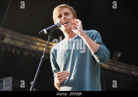 Amburgo, Germania. Il 4 giugno, 2017. British poeta slam Harry Baker esegue sul palco il meglio della poesia Slam event ad Amburgo, Germania, il 4 giugno 2017. Foto: Georg Wendt/dpa/Alamy Live News Foto Stock