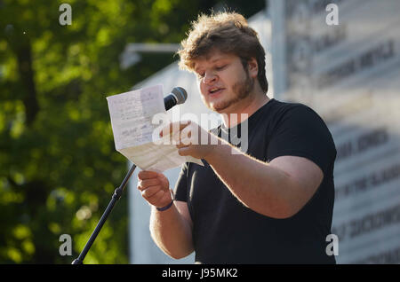 Amburgo, Germania. Il 4 giugno, 2017. Poeta Slam Philipp Zymny esegue sul palco il meglio della poesia Slam event ad Amburgo, Germania, il 4 giugno 2017. Foto: Georg Wendt/dpa/Alamy Live News Foto Stock