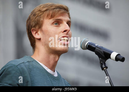 Amburgo, Germania. Il 4 giugno, 2017. British poeta slam Harry Baker esegue sul palco il meglio della poesia Slam event ad Amburgo, Germania, il 4 giugno 2017. Foto: Georg Wendt/dpa/Alamy Live News Foto Stock