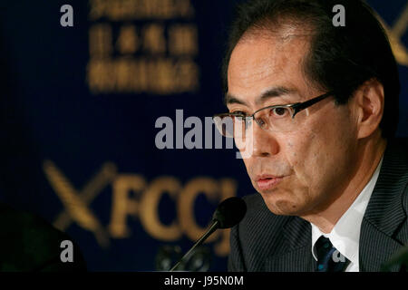 Shigeaki Koga parla durante una conferenza stampa presso i corrispondenti stranieri' Club del Giappone il 5 giugno 2017, Tokyo, Giappone. Ex commentatore di notizie e di governo ufficiale, Koga ha introdotto il suo nuovo libro ''Nihon Chusu no Kyobo'' o ''Il Mad cospirazione giapponese del sistema centrale, '' il quale è stato rilasciato il 31 maggio 2017 da Kodansha. È il secondo volume del suo Nihon Chusu serie che attacca l'inazione del Giappone del mass media in termini di partecipazione al governo giapponese di account. Koga dice che il broadcaster TV Asahi è costretto a scendere da lui la loro programmazione da pressioni da parte del governo Foto Stock