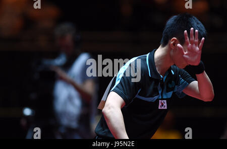 Dusseldorf, Germania. 5 Giugno, 2017. Corea del Sud, Lee Sangsu reagisce dopo la uomini singoli semifinale partita contro la Cina del ventilatore Zhendong al 2017 World Table Tennis Championships in Dusseldorf, Germania, il 5 giugno 2017. Credito: Tao Xiyi/Xinhua/Alamy Live News Foto Stock