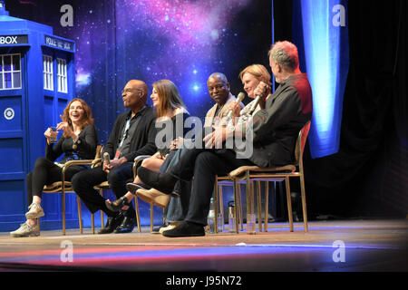 Bonn, Germania. Il 4 giugno, 2017. Star Trek: la prossima generazione di pannello alla FedCon 26. l a r: cancelli McFadden, Michael Dorn, Marina Sirtis, LeVar Burton, Denise Crosby, John de Lancie. FedCon 26, in Europa la più grande Star Trek Convention, invita le celebrità e appassionati di incontrarsi in sessioni di firma e pannelli. FedCon 26 ha avuto luogo giu 2-5 2017. Credito: Markus Wissmann/Alamy Live News Foto Stock