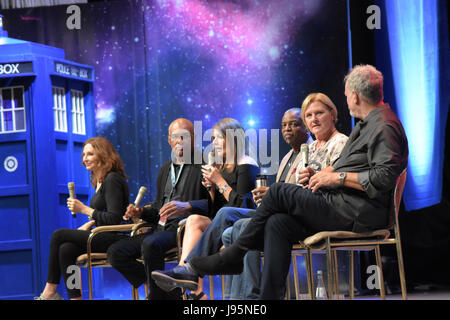 Bonn, Germania. Il 4 giugno, 2017. Star Trek: la prossima generazione di pannello alla FedCon 26. l a r: cancelli McFadden, Michael Dorn, Marina Sirtis, LeVar Burton, Denise Crosby, John de Lancie. FedCon 26, in Europa la più grande Star Trek Convention, invita le celebrità e appassionati di incontrarsi in sessioni di firma e pannelli. FedCon 26 ha avuto luogo giu 2-5 2017. Credito: Markus Wissmann/Alamy Live News Foto Stock