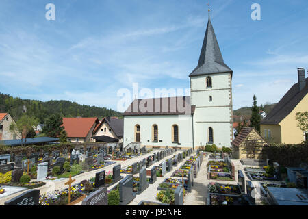 Eschenfelden, Deutschland. Il 10 maggio, 2017. Die Simultankirche Corpus-Christi in Eschenfelden (Bayern) im Landkreis Amberg-Sulzbach, aufgenommen am 10.05.2017. Protestanten und Katholiken feiern in der Kirche ihre Gottesdienste. Foto: Armin Weigel/dpa/Alamy Live News Foto Stock