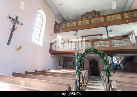 Eschenfelden, Deutschland. Il 10 maggio, 2017. Die Simultankirche Corpus-Christi in Eschenfelden (Bayern) im Landkreis Amberg-Sulzbach, aufgenommen am 10.05.2017. Protestanten und Katholiken feiern in der Kirche ihre Gottesdienste. Foto: Armin Weigel/dpa/Alamy Live News Foto Stock