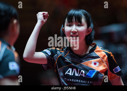 Duesseldorf, Germania. 5 Giugno, 2017. Hina Hayata (R) e Mima Ito (L, Giappone) durante il doppio femminile semifinale partita contro Ning e Shiwen (Cina) presso i campionati del mondo di ping pong a Duesseldorf in Germania, 5 giugno 2017. Foto: Jonas Güttler/dpa/Alamy Live News Foto Stock