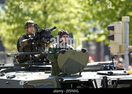 Helsinki, Finlandia. Il 4 giugno, 2017. Un unità corazzate finlandese di forze di difesa parata nel centro di Helsinki, Finlandia, il 4 giugno 2017. La giornata di bandiera del finlandese di forze di difesa è stato qui celebrata il 4 giugno a memorizzare il compleanno di Carl Gustaf Mannerheim, il comandante in capo durante la Seconda Guerra Mondiale e sesto presidente della Finlandia. Credito: Zhang Xuan/Xinhua/Alamy Live News Foto Stock