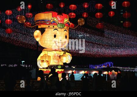 Hong Kong, Cina. Xiv Sep, 2013. Visitatori Visualizza luci colorate durante una lanterna festival che celebra l'Mid-Autumn Festival di Hong Kong, Cina del sud, Sett. 14, 2013. Luglio 1, 2017 ricorre il ventesimo anniversario di il ritorno di Hong Kong alla madrepatria. Credito: Li Peng/Xinhua/Alamy Live News Foto Stock