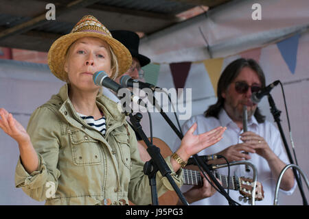 Weymouth, Regno Unito. Il 4 giugno, 2017. Wessex Folk Festival 2017, un evento annuale tenuto lungo il lato Weymouth del vecchio porto e nella vicina piazza di speranza. Le foto mostrano Wild Willy Barrett collegamento francese. Credito: Steve Bell/Alamy Live News Foto Stock