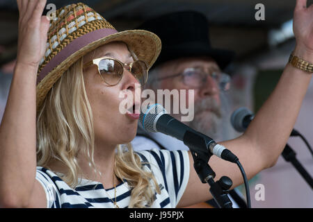 Weymouth, Regno Unito. Il 4 giugno, 2017. Wessex Folk Festival 2017, un evento annuale tenuto lungo il lato Weymouth del vecchio porto e nella vicina piazza di speranza. Le foto mostrano Wild Willy Barrett collegamento francese. Credito: Steve Bell/Alamy Live News Foto Stock