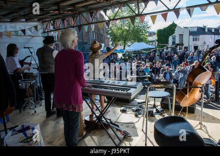 Weymouth, Regno Unito. Il 4 giugno, 2017. Wessex Folk Festival 2017, un evento annuale tenuto lungo il lato Weymouth del vecchio porto e nella vicina piazza di speranza. Le foto mostrano Wild Willy Barrett collegamento francese. Credito: Steve Bell/Alamy Live News Foto Stock