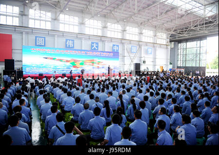 Anshun. 5 Giugno, 2017. Foto scattata il 5 giugno 2017 mostra off-line cerimonia per la FTC-2000 aeromobile in Anshun, a sud-ovest della Cina di Guizhou. La versione di esportazione della Cina-sviluppato luce FTC versatile-2000 aeromobile rotolato fuori dalla linea di produzione della proprietà dello stato sviluppatore di aeromobili in Anshun lunedì. La FTC-2000, denominata anche Mountain Eagle, o Shanying in cinese, è un avanzato supersonico fighter trainer. Credito: Tao Liang/Xinhua/Alamy Live News Foto Stock