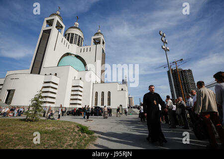 Kiev, Ucraina. 4° giu, 2017. La gente a restare in coda per pagare il loro ultimo rispetto ai principali Archeparch emerito di UGCC Lubomyr Husar. Fedeli ucraini paga ultimo rispetto all'ex capo della Chiesa greco-cattolica ucraina, il Cardinale Lubomyr Husar nella Cattedrale patriarcale della Risurrezione a Kiev, Ucraina, Giugno 4, 2017. Credito: Sergii Kharchenko/Alamy Live News Foto Stock