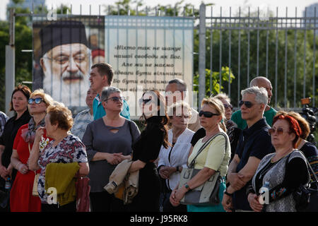 Kiev, Ucraina. 4° giu, 2017. la gente a restare in coda per pagare il loro ultimo rispetto ai principali archeparch emerito di ugcc Lubomyr Husar davanti al suo ritratto. fedeli ucraini paga ultimo rispetto all'ex capo della chiesa greco-cattolica ucraina, il cardinale Lubomyr Husar nella Cattedrale patriarcale della risurrezione a Kiev, Ucraina, giugno 4, 2017. Credito: sergii kharchenko/alamy live news Foto Stock