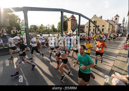 Ceske Budejovice, Repubblica Ceca. 03 Giugno, 2017. La Mezza Maratona 2017 in Ceske Budejovice, Repubblica Ceca, 3 giugno 2017. Credito: Petr Skrivanek/CTK foto/Alamy Live News Foto Stock