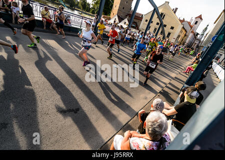 Ceske Budejovice, Repubblica Ceca. 03 Giugno, 2017. La Mezza Maratona 2017 in Ceske Budejovice, Repubblica Ceca, 3 giugno 2017. Credito: Petr Skrivanek/CTK foto/Alamy Live News Foto Stock