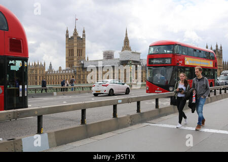 Londra, Regno Unito. 5 Giugno, 2017. Protezione barriere di acciaio e blocchi di cemento sono stati installati lungo il Westminster Bridge alla lamina potenziali attacchi terroristici alla luce dei recenti attacchi su Westminster e il London Bridge effettuata contro pedoni Credito: amer ghazzal/Alamy Live News Foto Stock