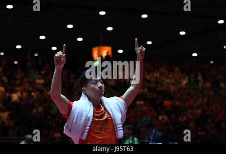 Dusseldorf, Germania. 5 Giugno, 2017. Ma a lungo della Cina festeggia dopo aver vinto il uomini singoli match finale contro il suo connazionale Fan Zhendong al 2017 World Table Tennis Championships in Dusseldorf, Germania, il 5 giugno 2017. Credito: Tao Xiyi/Xinhua/Alamy Live News Foto Stock