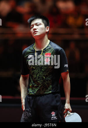 Dusseldorf, Germania. 5 Giugno, 2017. Ventilatore Zhendong della Cina reagisce durante gli uomini singoli match finale contro il suo connazionale ma a lungo al 2017 World Table Tennis Championships in Dusseldorf, Germania, il 5 giugno 2017. Credito: Shan Yuqi/Xinhua/Alamy Live News Foto Stock