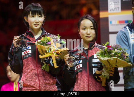 Duesseldorf, Germania. 5 Giugno, 2017. Hina Hayata (l) e Mima Ito (r, Giappone) posano per una foto dopo il doppio femminile partita finale a i campionati del mondo di ping pong a Duesseldorf in Germania, 5 giugno 2017. Foto: Jonas Güttler/dpa/Alamy Live News Foto Stock