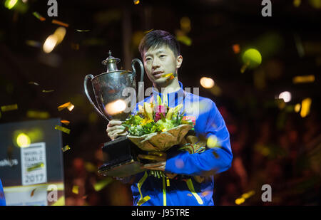 Duesseldorf, Germania. 5 Giugno, 2017. Ma lungo (Cina) in posa per una foto dopo aver vinto il uomini singoli partita finale al tavolo da ping pong campionati del mondo a Duesseldorf in Germania, 5 giugno 2017. Foto: Jonas Güttler/dpa/Alamy Live News Foto Stock