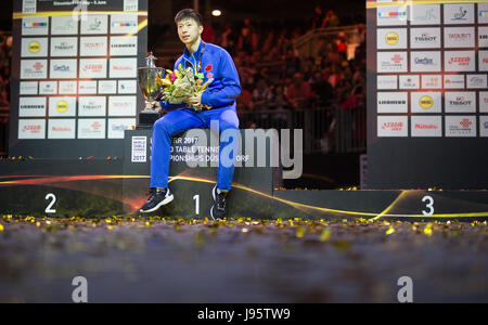 Duesseldorf, Germania. 5 Giugno, 2017. Ma lungo (Cina) in posa per una foto dopo aver vinto il uomini singoli partita finale al tavolo da ping pong campionati del mondo a Duesseldorf in Germania, 5 giugno 2017. Foto: Jonas Güttler/dpa/Alamy Live News Foto Stock