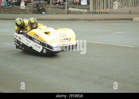 Ramsey, Regno Unito. 5° giu, 2017. Isola di Man gare TT, assicurarsi Sidecar gara. Numero 2 Dave Molyneux e Daniel Sayle sulla loro 600cc Yamaha sidecar a Cruickshanks angolo, Ramsey, Isola di Man. Credito: Louisa Jane Bawden/Alamy Live News. Foto Stock