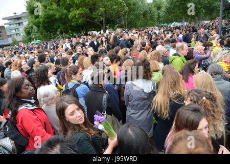 Municipio di Londra, Regno Unito. 5 Giugno 2017. La veglia per onorare le vittime del London Bridge attacco terroristico è tenuto al di fuori della città di Hall in London Credit: Matteo Chattle/Alamy Live News Foto Stock