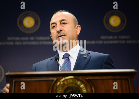 Ankara, Turchia. 5 Giugno, 2017. Il Ministro degli esteri turco Mevlut Cavusoglu parlando di Ankara, Turchia, 5 giugno 2017. Foto: Gregor Fischer/dpa/Alamy Live News Foto Stock