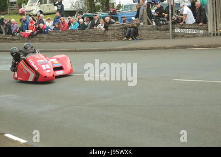 Ramsey, Regno Unito. 5° giu, 2017. Isola di Man gare TT, assicurarsi Sidecar gara. Numero 29 Howard Baker e Mike Killingsworth sulla loro 600cc Honda sidecar della BK Racing team a Cruickshanks angolo, Ramsey, Isola di Man. Credito: Louisa Jane Bawden/Alamy Live News. Foto Stock