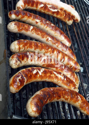 In Turingia rostbratwurst salsicce su una griglia a carbone in Freyburg, Germania, 1 maggio 2017. - Nessun filo SERVICE - foto: Alexandra Schuler/dpa Foto Stock