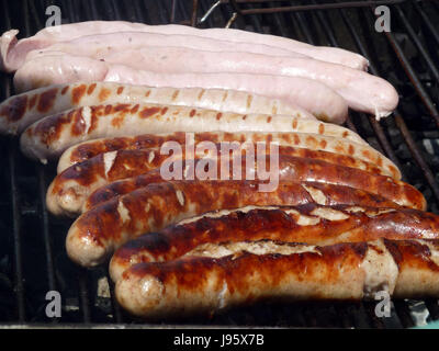 In Turingia rostbratwurst salsicce su una griglia a carbone in Freyburg, Germania, 1 maggio 2017. - Nessun filo SERVICE - foto: Alexandra Schuler/dpa Foto Stock