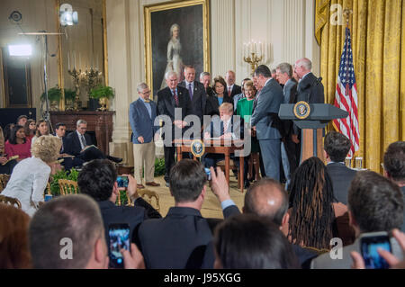 Washington, Stati Uniti d'America. 05 Giugno, 2017. Presidente Donald Trump J tiene una conferenza stampa nella Sala Est della Casa Bianca a Washington DC, per annunciare la sua intenzione di ristrutturare il sistema di controllo del traffico aereo. Egli è stato affiancato da Sec di trasporto, Elaine Chou. Trump ha firmato un ordine esecutivo per avviare il processo di ristrutturazione. È stato affiancato dal Vice Presidente Mike Pence. Credito: Patsy Lynch/Alamy Live News Foto Stock