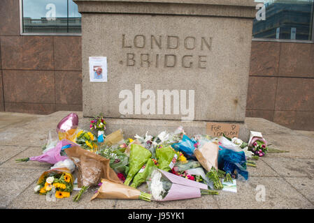 Londra, Regno Unito. 5 Giugno, 2017. La mancanza di un segno persone giaceva sul Ponte di Londra dopo il 3 giugno il terrore di credito di attacco: Michael Tubi/Alamy Live News Foto Stock