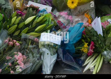 Londra, Regno Unito. 5 Giugno, 2017. Omaggi floreali sono a sinistra vicino alla scena del London Bridge attacco terroristico Credito: Michael Tubi/Alamy Live News Foto Stock