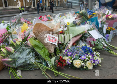 Londra, Regno Unito. 5 Giugno, 2017. Omaggi floreali sono a sinistra vicino alla scena del London Bridge attacco terroristico Credito: Michael Tubi/Alamy Live News Foto Stock