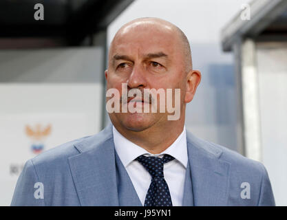 Budapest, Ungheria. 05 Giugno, 2017. BUDAPEST, Ungheria - 5 giugno: Head Coach Stanislav Cherchesov della Russia attende per il kick-off prima della International amichevole tra l' Ungheria e la Russia a Groupama Arena il 5 giugno 2017 a Budapest, Ungheria. Credito: Laszlo Szirtesi/Alamy Live News Foto Stock