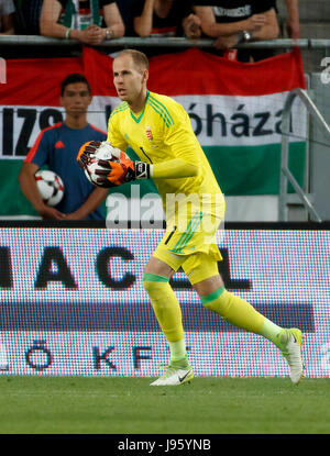 Budapest, Ungheria. 05 Giugno, 2017. BUDAPEST, Ungheria - 5 giugno: Peter Gulacsi di Ungheria controlla la sfera durante l'International amichevole tra l' Ungheria e la Russia a Groupama Arena il 5 giugno 2017 a Budapest, Ungheria. Credito: Laszlo Szirtesi/Alamy Live News Foto Stock