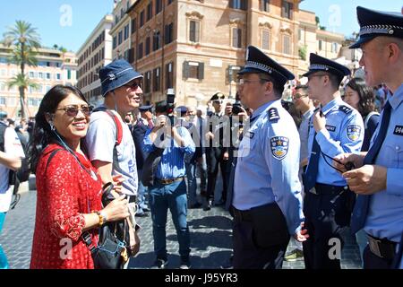 Roma, Italia. 5 Giugno, 2017. Poliziotti cinesi di parlare con i turisti in Piazza di Spagna a Roma, Italia, il 5 giugno 2017. Un comune progetto di polizia tra Cina e Italia è stato presentato lunedì a Roma la storica Piazza di Spagna. Un gruppo di dieci uniformata ufficiali Cinesi sarà occupato di pattugliamento delle aree turistiche di Roma, Firenze, Napoli e Milano congiuntamente con i loro colleghi italiani per i prossimi venti giorni. Credito: Jin Yu/Xinhua/Alamy Live News Foto Stock