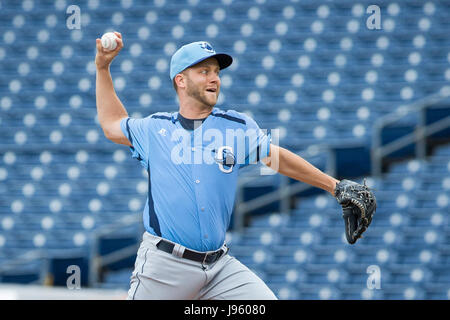 San Pietroburgo, Florida, Stati Uniti d'America. 5 Giugno, 2017. Sarà VRAGOVIC | Orari.Charlotte Stone Crabs brocca Brad Boxberger (11) gettando nel primo inning di gioco tra la pietra di Charlotte e granchi e Clearwater trinciatori al campo dello spettro in Clearwater, Florida il lunedì, 6 giugno 2017. Credito: Sarà Vragovic/Tampa Bay volte/ZUMA filo/Alamy Live News Foto Stock