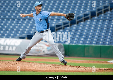 San Pietroburgo, Florida, Stati Uniti d'America. 5 Giugno, 2017. Sarà VRAGOVIC | Orari.Charlotte Stone Crabs brocca Brad Boxberger (11) gettando nel primo inning di gioco tra la pietra di Charlotte e granchi e Clearwater trinciatori al campo dello spettro in Clearwater, Florida il lunedì, 6 giugno 2017. Credito: Sarà Vragovic/Tampa Bay volte/ZUMA filo/Alamy Live News Foto Stock
