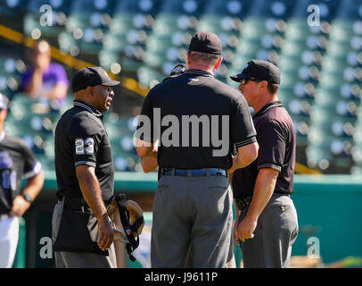 Sugar Land, TX, Stati Uniti d'America. 25 Maggio, 2017. Chris Symons, John Schiller e Chuck Busse parlare del gioco durante un cambiamento di beccheggio durante il normale gioco nella conferenza del Southland NCAA baseball torneo tra New Orleans e Stephen F Austin dalla costellazione Campo in Sugar Land, TX. Immagine di credito: Maria Lysaker/Cal Sport Media/Alamy Live News Foto Stock