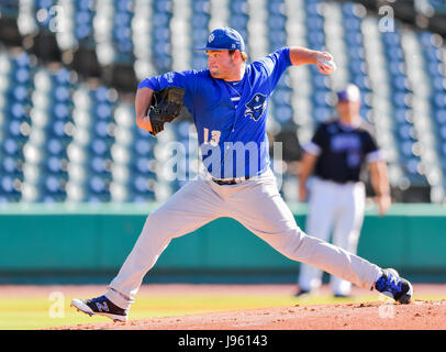 25 MAGGIO 2017 -- New Orleans brocca Bryan Warzek (13) di erogazione di un passo durante il normale gioco nella conferenza del Southland NCAA baseball torneo tra New Orleans e Stephen F Austin dalla costellazione Campo in Sugar Land, TX. Immagine di credito: Maria Lysaker/Cal Sport Media Foto Stock