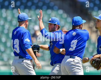 Sugar Land, TX, Stati Uniti d'America. 25 Maggio, 2017. New Orleans outfielder Ezechia Randolph (3) e New Orleans brocca Bryan Warzek (13) celebrare l'ultima fuori del inning durante il normale gioco nella conferenza del Southland NCAA baseball torneo tra New Orleans e Stephen F Austin dalla costellazione Campo in Sugar Land, TX. Immagine di credito: Maria Lysaker/Cal Sport Media/Alamy Live News Foto Stock