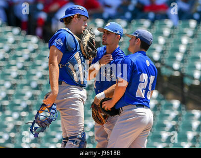 Sugar Land, TX, Stati Uniti d'America. 25 Maggio, 2017. New Orleans brocca Medine Hunter (29) e New Orleans infielder Darren Willis (8) sulla Montagnola durante il normale gioco nella conferenza del Southland NCAA baseball torneo tra New Orleans e Stephen F Austin dalla costellazione Campo in Sugar Land, TX. Immagine di credito: Maria Lysaker/Cal Sport Media/Alamy Live News Foto Stock