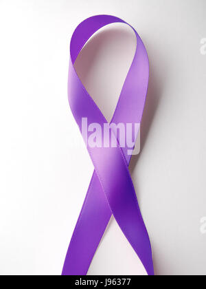 Nastro di colore viola. Generale consapevolezza del cancro. La consapevolezza del lupus. Overdose di stupefacenti consapevolezza. Il morbo di Alzheimer consapevolezza. Percorso di clipping incluso Foto Stock