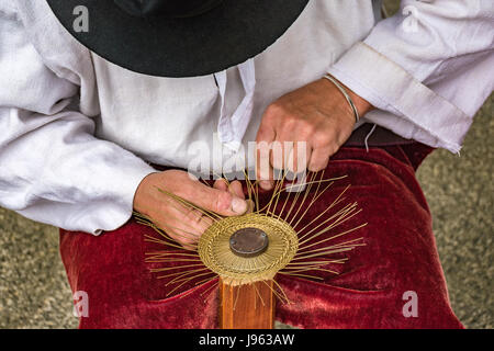 Tradizionale tinker (Drotar) facendo una ciotola dal filo - arte folcloristica Foto Stock