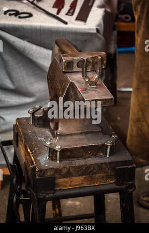 Fabbro, antica fucina e fabbro strumenti - arte folcloristica Foto Stock